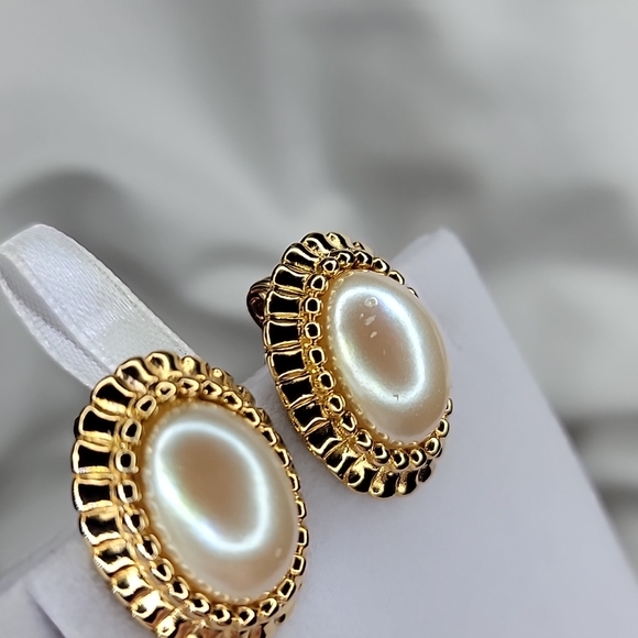 Vintage Faux Pearl Gold tone Monet Clip on earrings - Picture 11 of 16